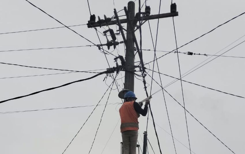 PLN Aekkanopan dan Icon Plus Tertibkan Kabel Internet Ilegal di Tiang Listrik