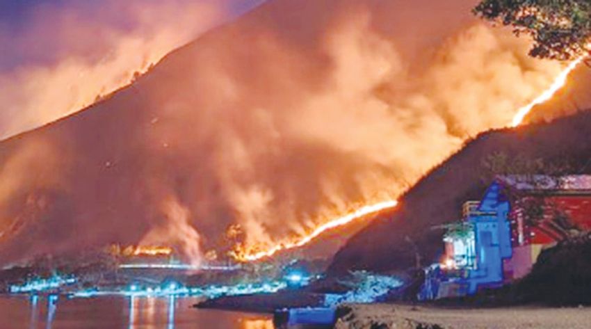 Kebakaran Hebat Melanda Bukit di Danau Toba Dairi