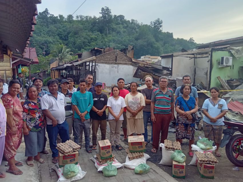 Josmen Sitohang Bantu Korban Kebakaran di Sarudik