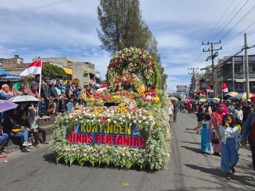 Ribuan Warga Saksikan Karnaval Mobil Hias Festival Bunga dan Buah di Karo