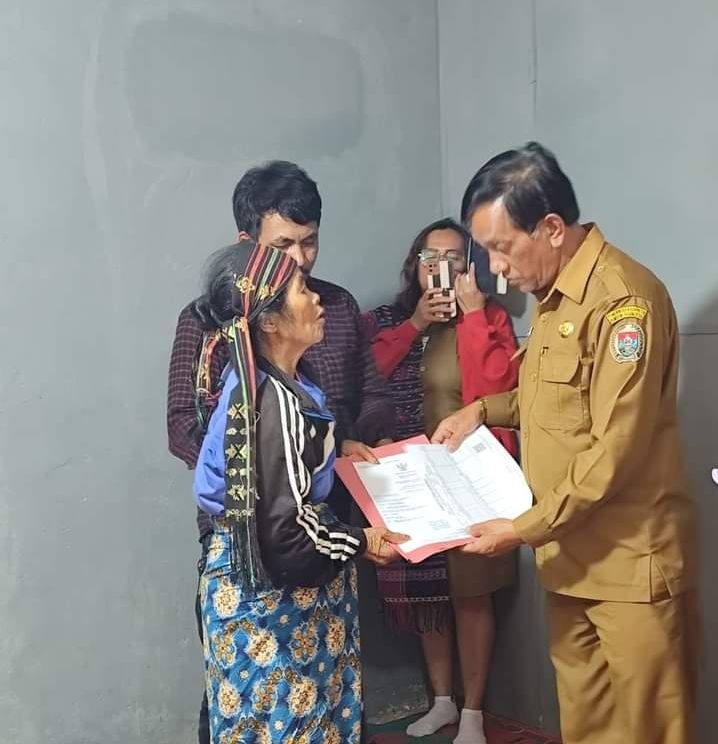 Disdukcapil Humbahas Gerak Cepat, Serahkan Akta Kematian Pada Keluarga yang Berduka