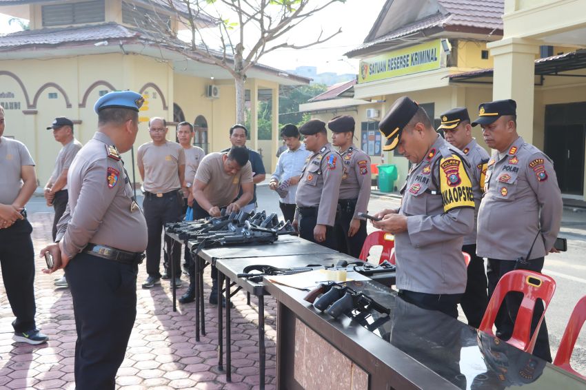 Kapolres Tanjungbalai Periksa Senpi Personil