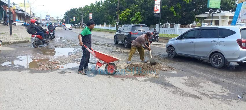 Warga Timbun Sendiri Lobang di Badan Jalan Pasar V Timur Depan MMTC