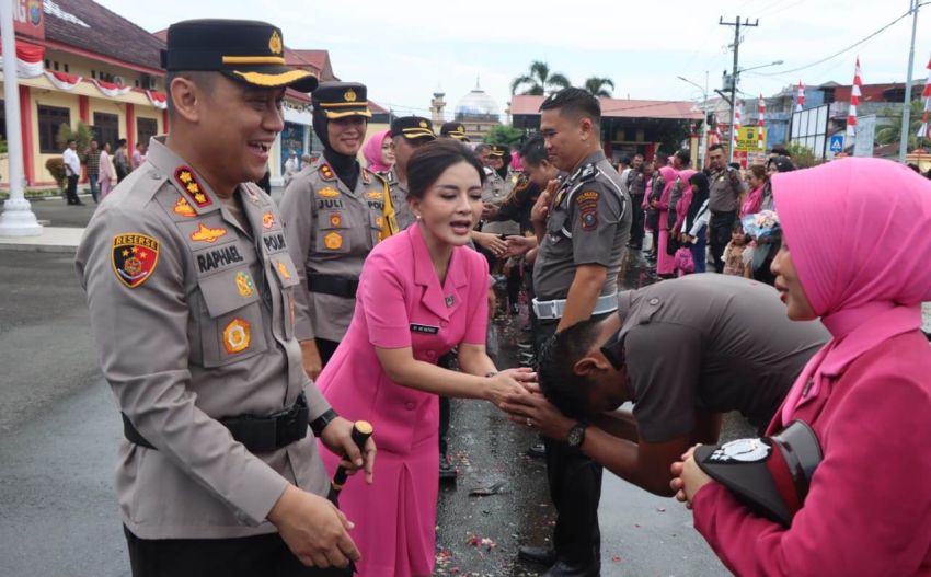 Naik Pangkat, 38 Polisi dan ASN Polresta Deliserdang Mandi Kembang