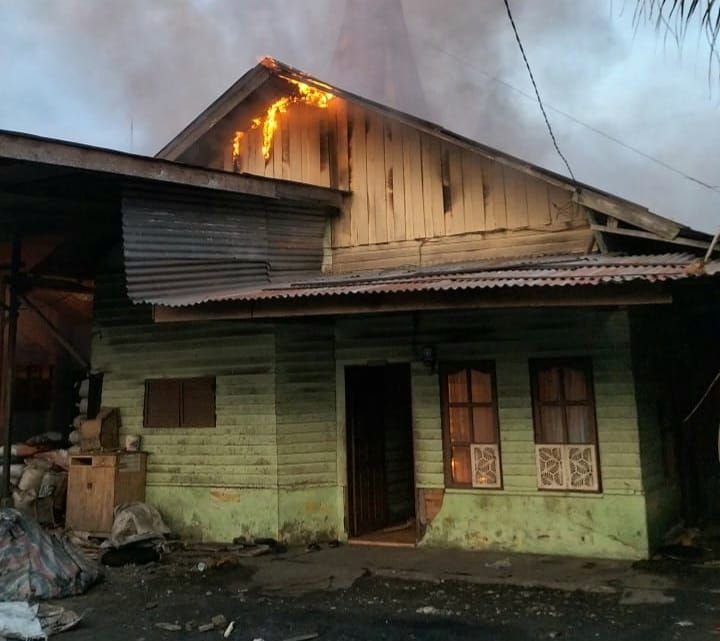 Rumah Pembuatan Arang di Tanjungmorawa Terbakar