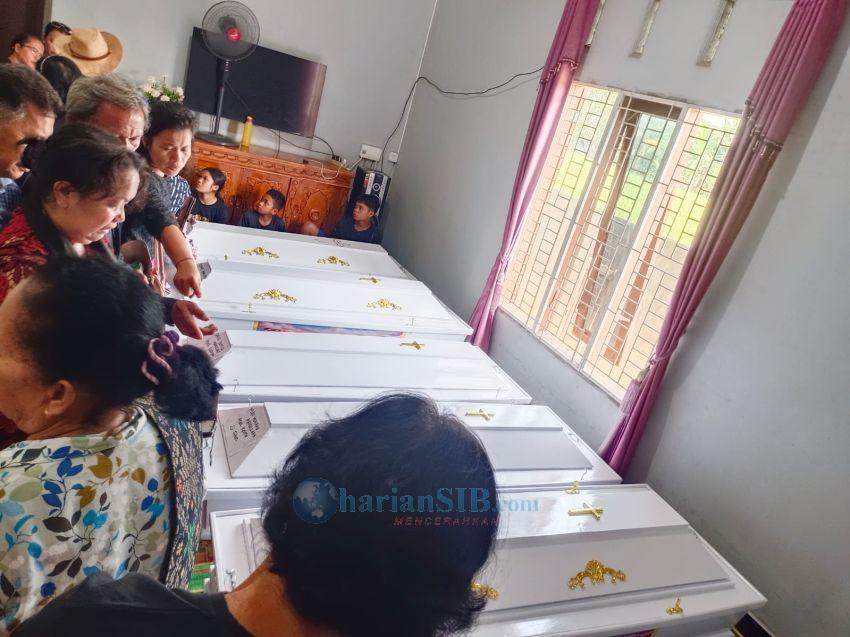 Lihat 6 Peti Jenazah Korban Tewas Mobil Tertabrak Kereta Api di Deliserdang, Pelayat: Amang...Ngeri Nai...!