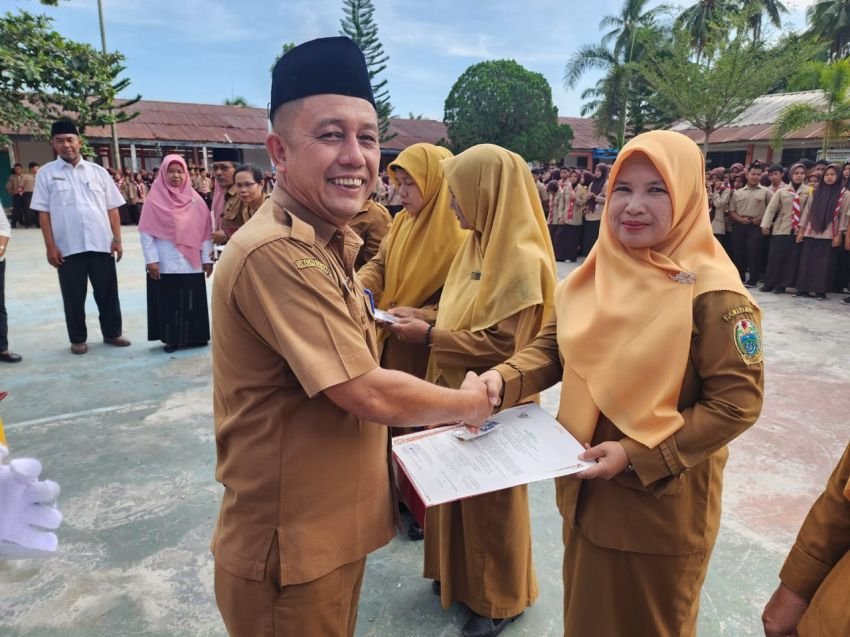 14 Guru PNS Terima Piagam Penghargaan Satyalancana Karya Satya dari Disdik Sumut