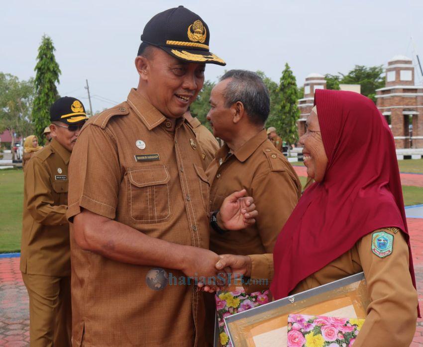 Pemkab Paluta bersama Korpri Serahkan Piagam dan Tali Asih Kepada 9 ASN Purnatugas