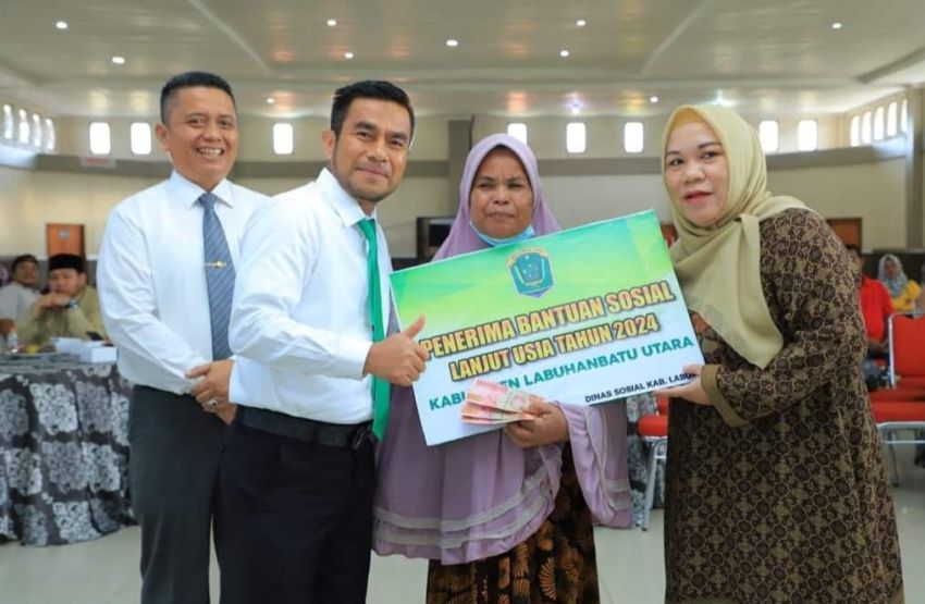 111 Lansia di Labura Terima Bantuan Uang