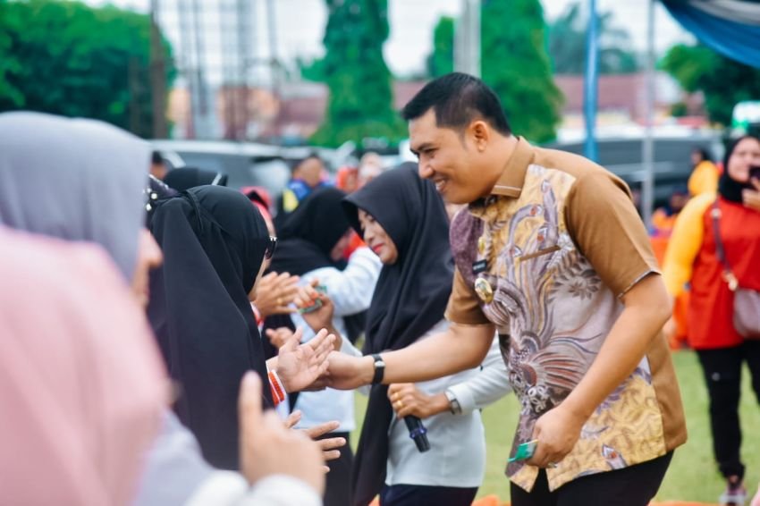 Pj Bupati Batubara Berbagi Kebahagian dengan Lansia