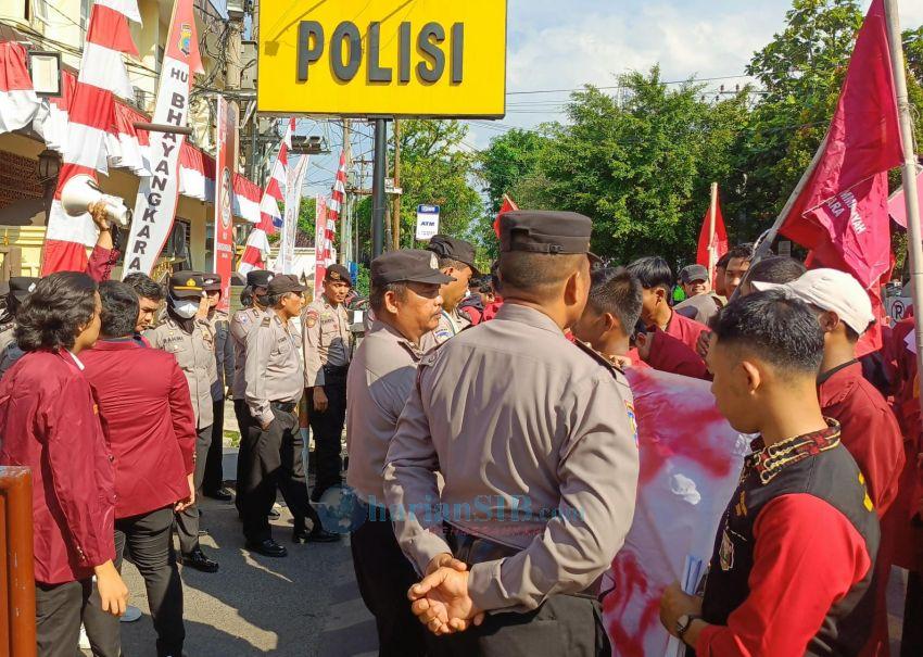 Puluhan Mahasiswa Kembali Demo ke Polrestabes Medan