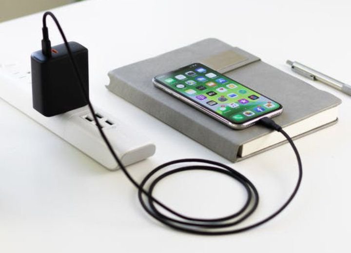 Terungkap ! Ini Alasan Mengapa Mengisi Daya HP Tanpa Casing Lebih Baik