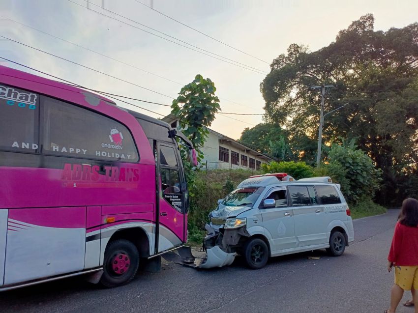 Ambulans Bawa Jenazah Tabrak Bus Pariwisata di Tigabolon