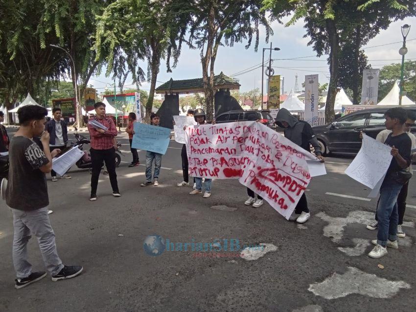 AMPDT Unjuk Rasa di DPRD SU Tuntut Pemerintah Cabut Izin Perusahaan Perusak Danau Toba