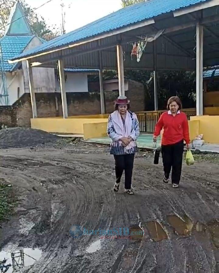 Jalan Menuju Desa Selandi Lama Kecamatan Payung Karo Rusak Berlumpur