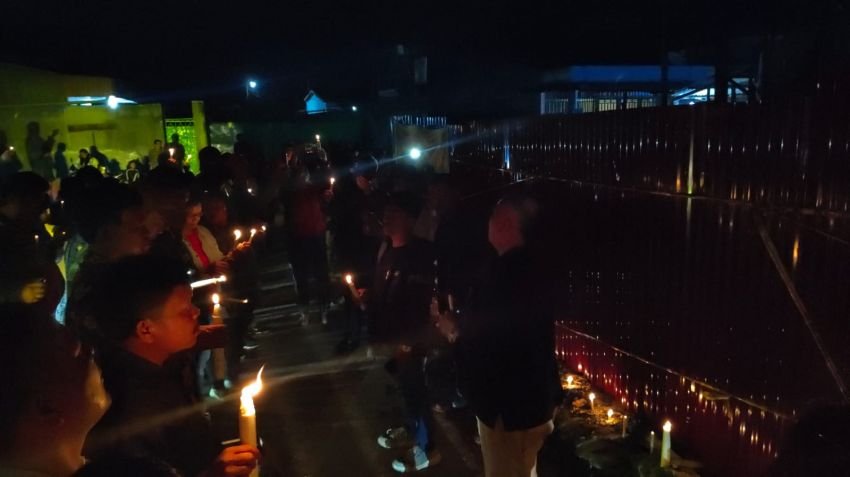 Puluhan Wartawan Karo dan Masyarakat Nyalakan Lilin di Lokasi Kebakaran Rumah Sempurna Pasaribu