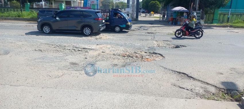 Jalan Pasar V Timur Depan MMTC Butuh Perbaikan