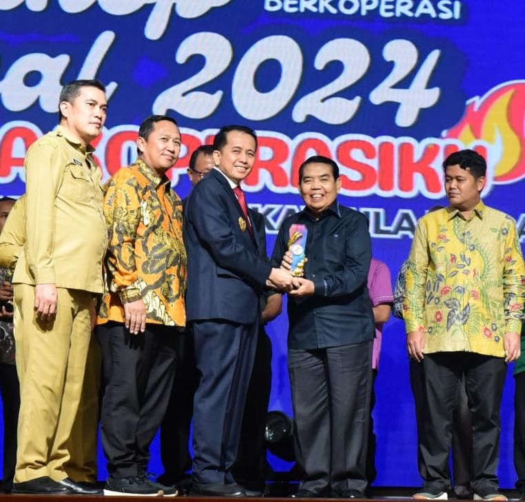 Mantan Wabup Deliserdang Zainuddin Mars Terima Penghargaan Penggiat Koperasi