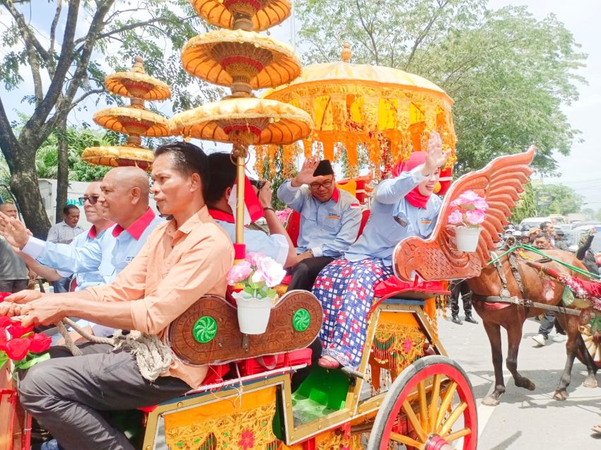 dr Asri Tambunan dan Lom Lom Naik Delman Daftar ke KPU Deliserdang