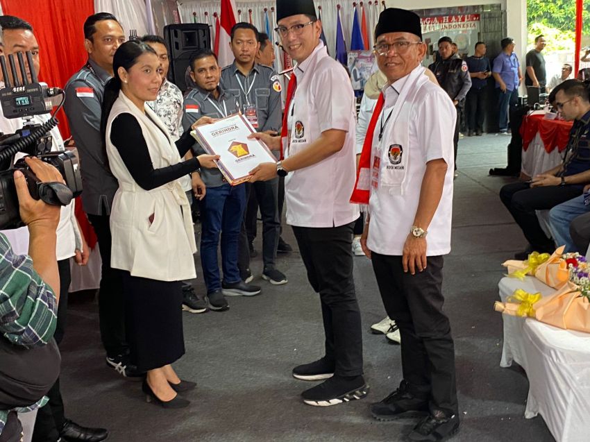 KPU Medan Terima Pendaftaran Paslon Pertama Rico Waas dan Zakiyuddin Harahap