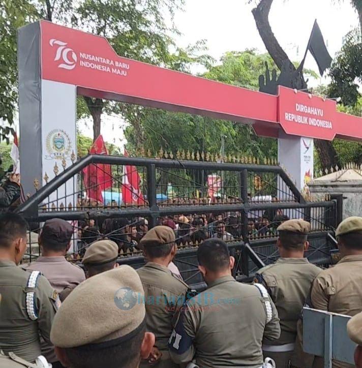 Massa Mahasiswa Nyaris Ricuh di Depan Gedung DPRD Sumut