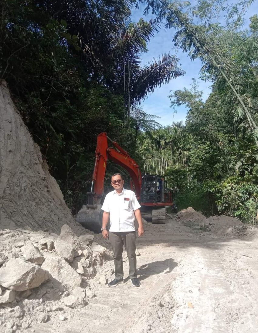 Masyarakat Swadaya Perlebar Jalan Menuju Kantor Kepala Desa Diparhataran