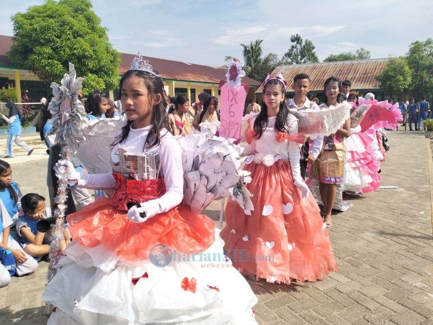 Fashion Show Berbahan Sampah Plastik Ramaikan Perlombaan HUT RI di SMPN 21 Medan