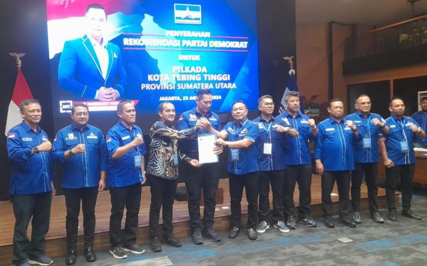 DPP Demokrat Serahkan Surat Rekomendasi ke Iman Irdian Saragih dan Chairil Mukmin Tambunan Untuk Pilkada 2024