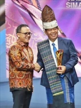 Bupati Simalungun Raih Penghargaan Pimpinan Daerah Awards 2024