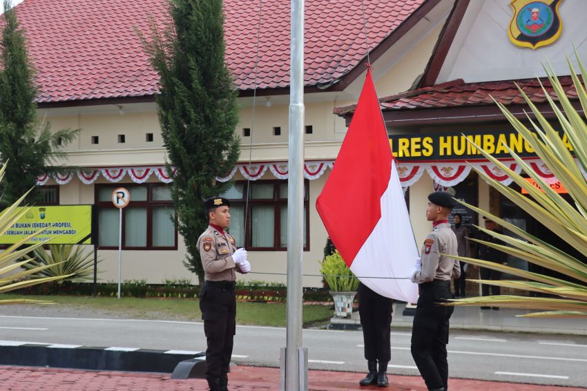 Kapolres Humbahas Pimpin Upacara Pengibaran Bendera Merah Putih di HUT RI Ke-79