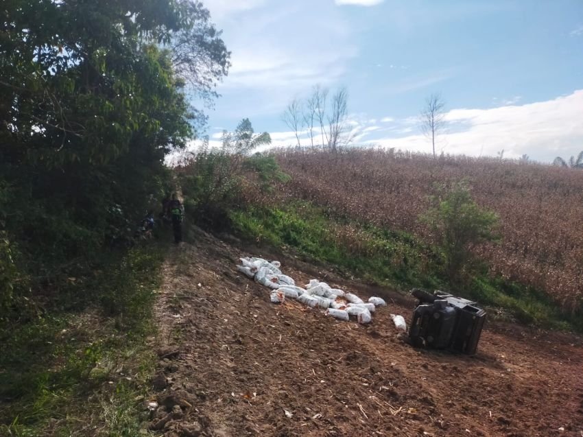 Mobil Jagung Terguling di Karo, Sopir Tewas Tertindih Badan Mobil