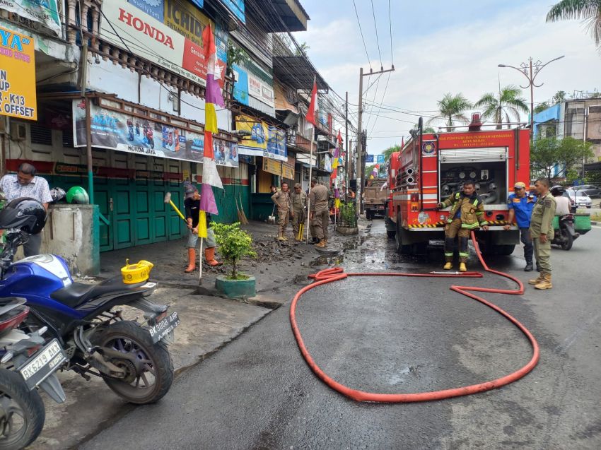 Pemko Medan Bersihkan Trotoar Jalan Jamin Ginting dari Pedagang dan Usaha Bengkel