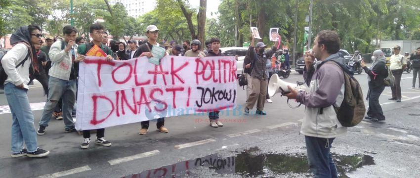 Massa Masyarakat Sipil Sumut Unjuk Rasa ke DPRD SU Serukan Kawal Terus Putusan MK