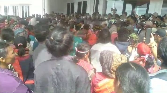 Ratusan Masyarakat Tanah Adat Ria-ria Geruduk Kantor Bupati Humbahas