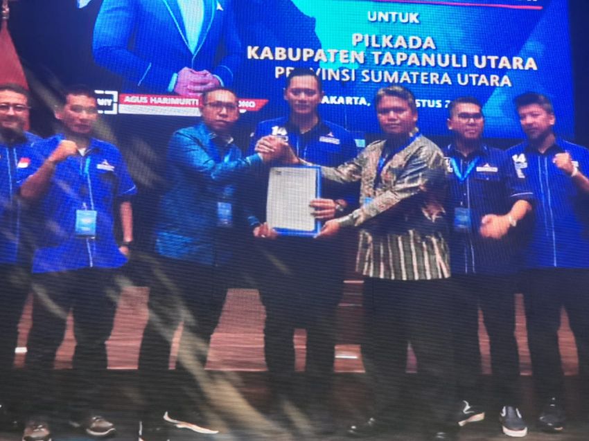 JTP Hutabarat - Deni Terima Surat Rekomendasi Demokrat untuk Pilkada Taput 2024