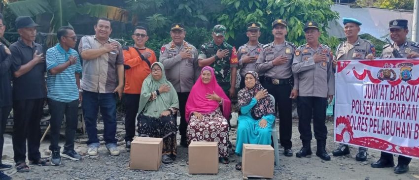 Jumat Berkah, Polsek Hamparan Perak Bantu Warga Kurang Mampu