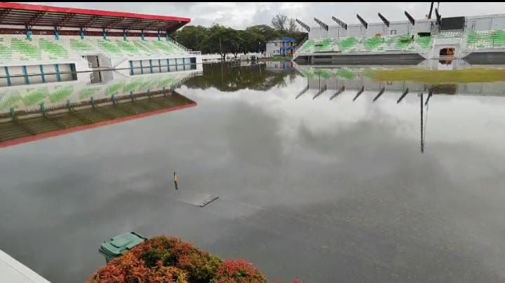 Hujan Deras Guyur Kota Medan, Stadion Mini untuk Sepakbola Putri PON Tergenang