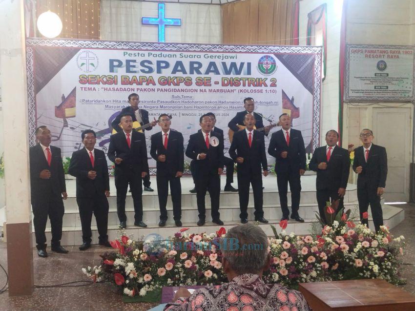 Praeses Distrik II GKPS Buka Pesparawi Seksi Bapa Distrik II