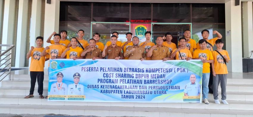 Sekda Lepas 16 Warga Labura Ikut Pelatihan Barbershop di Medan