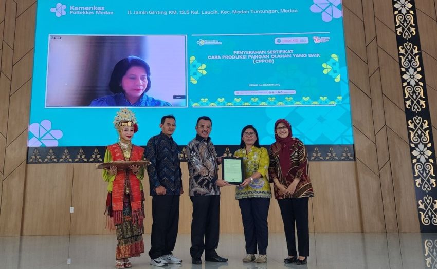 Badan POM RI Serahkan Sertifikat Izin Penerapan CPPOB Produk Olahan Hilirisasi Poltekkes Medan