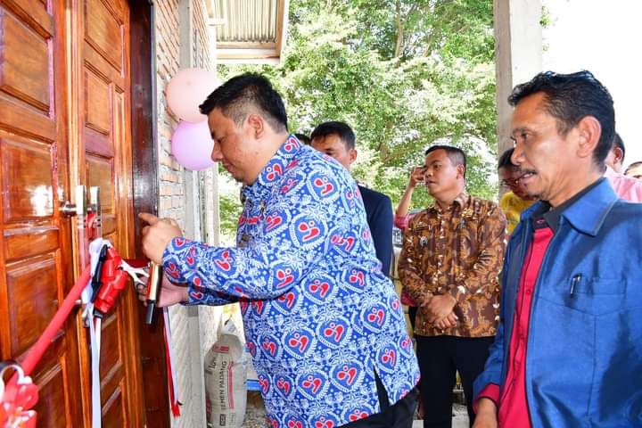 Bupati Samosir Resmikan Kantor Desa Sianting-anting