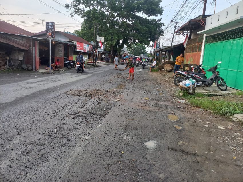 Anak Muda PAM Swakarsa Timbun Lobang Membahayakan di Jalan Pintu Air IV