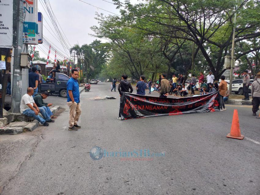 Pendemo Tutup Jalan di Depan Kantor Kejati Sumut, Lalulintas Jadi Macet