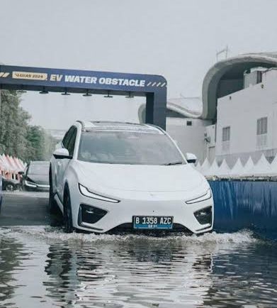 Tips Aman Berkendara Mobil Listrik di Segala Situasi