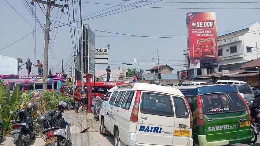 Perpindahan Loket AKDP dari Padang Bulan Timbulkan Kemacetan di Simpang Selayang