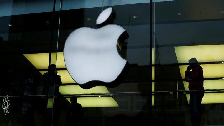 Langkah Mengejutkan: Buffett Jual Setengah Saham Apple, Kas Melonjak