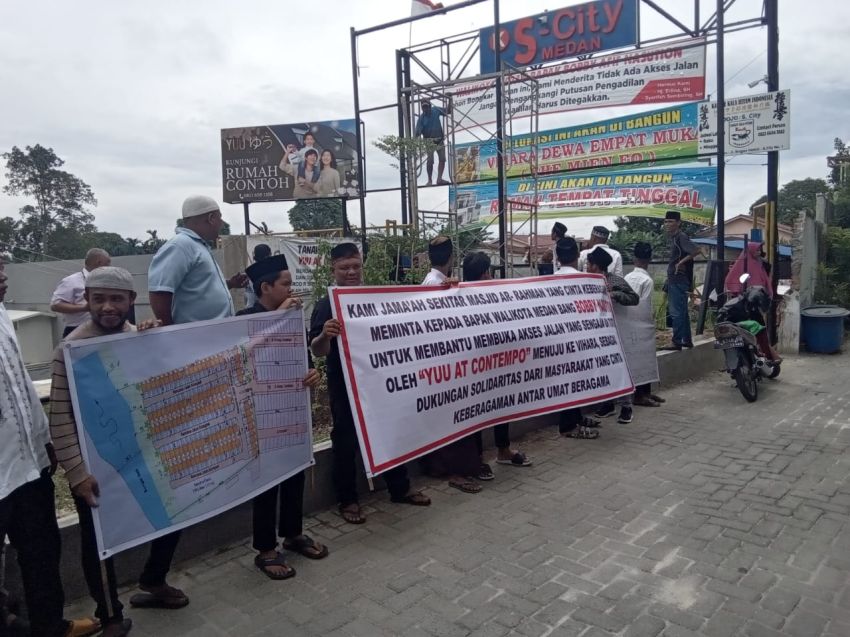 Jamaah BKM Ar Rahman Unjuk Rasa Desak Bongkar Taman Ilegal Yuu At Contempo