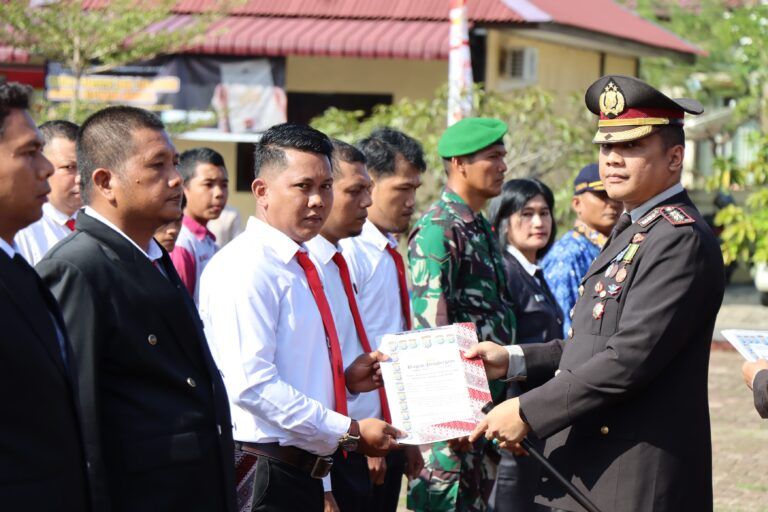 Kapolres Tapteng Beri Penghargaan kepada Personel Polri hingga Atlet Karate