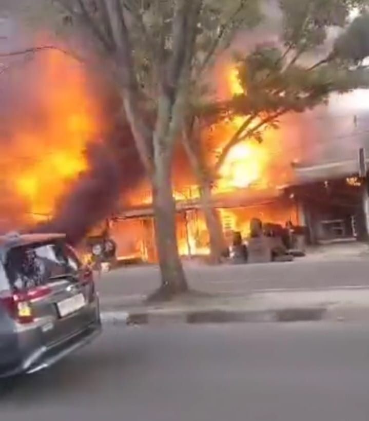 6 Bangunan di Jalan Flamboyan Raya Medan Terbakar