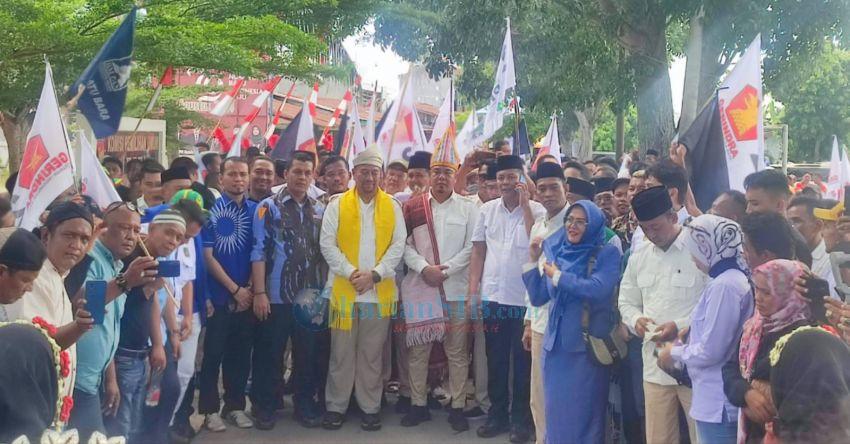 Kenakan Pakaian Adat, Bapaslon Bahagia -Saza Mendaftar ke KPU Batubara